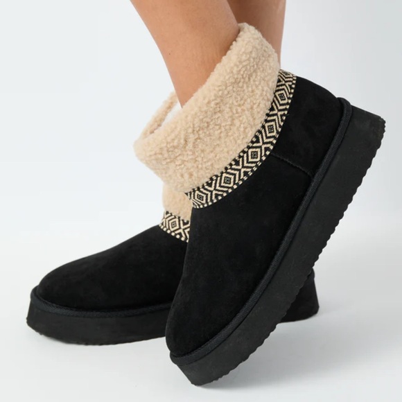 Pink Lily Payton Black Platform Boots, New! - Picture 2 of 12